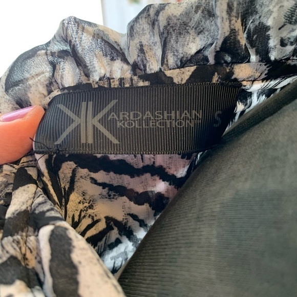 Kim Kardashian blouse - Picture 2 of 13